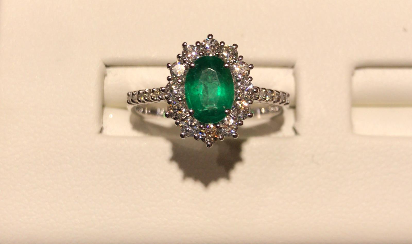 Emerald ring in 750% white gold