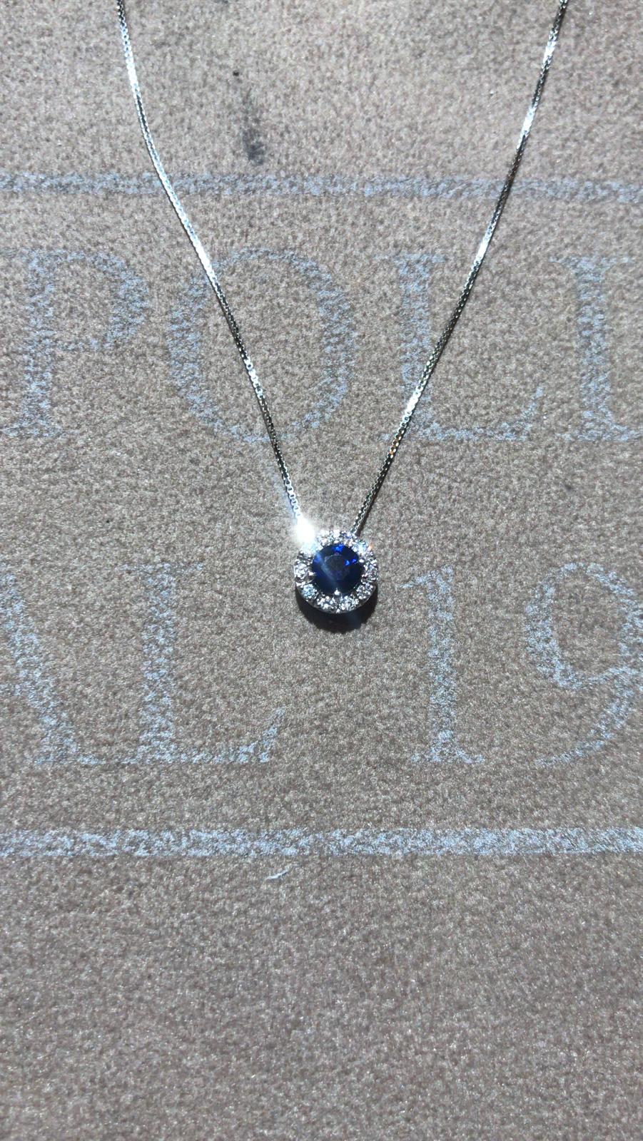 Blue sapphire pendant in 750% white gold