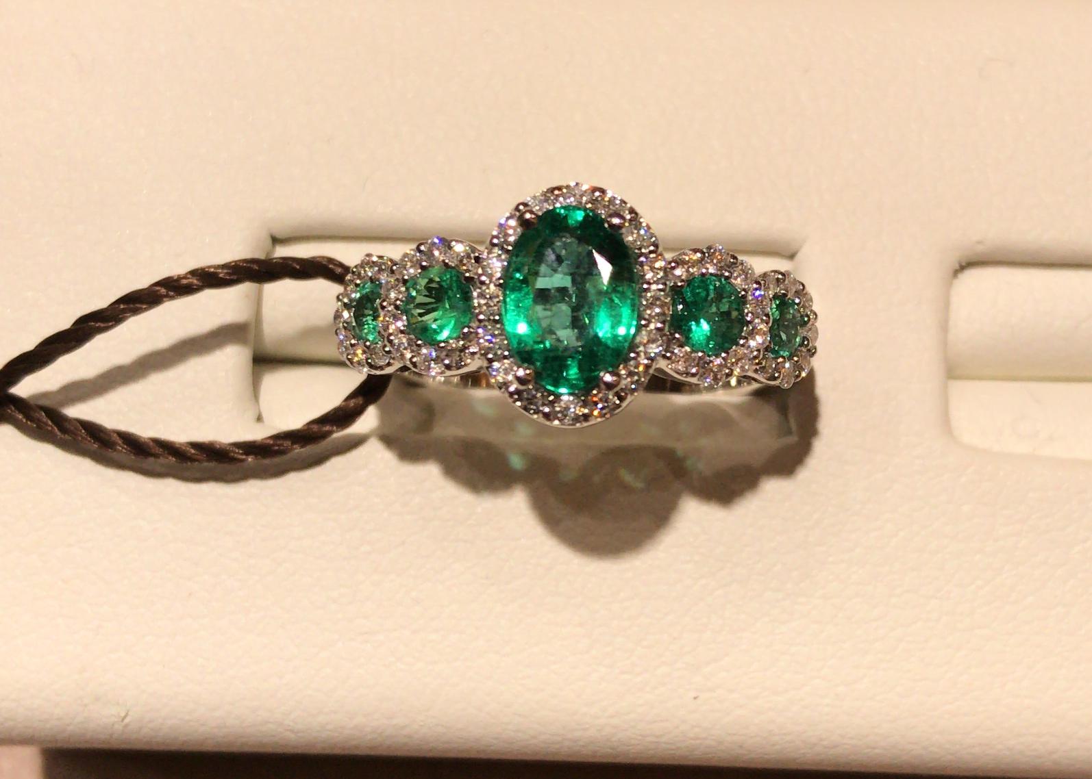 Emerald ring in white gold