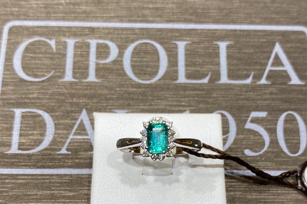 750% White Gold Emerald Ring