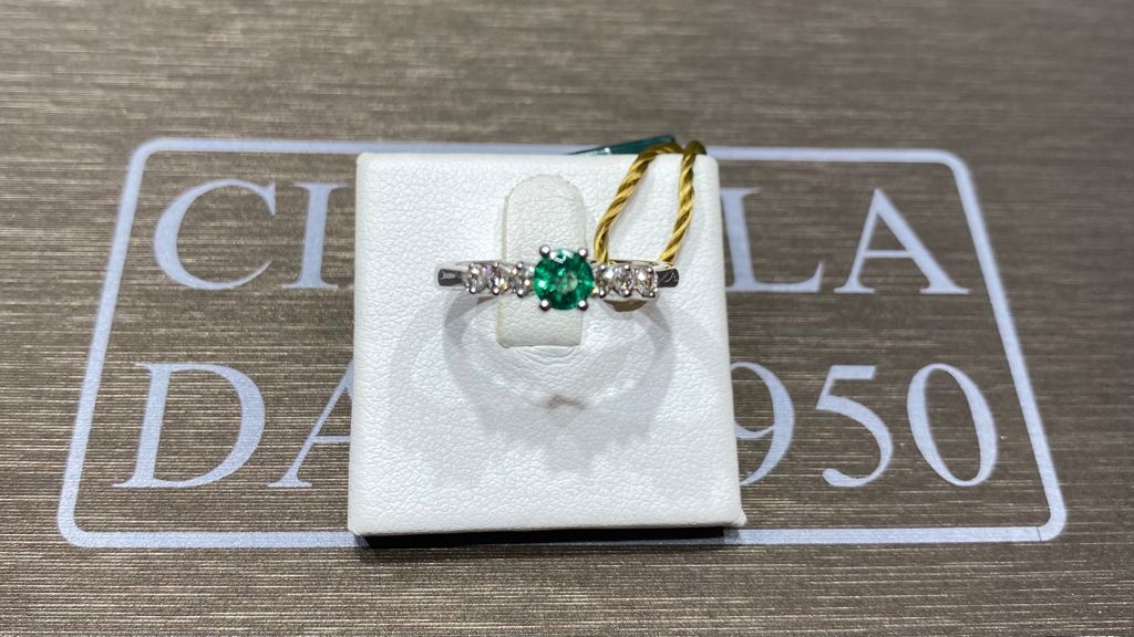 Emerald ring in 750% white gold diamonds 0.16 ct F/vvs1 color emerald 0.30 ct