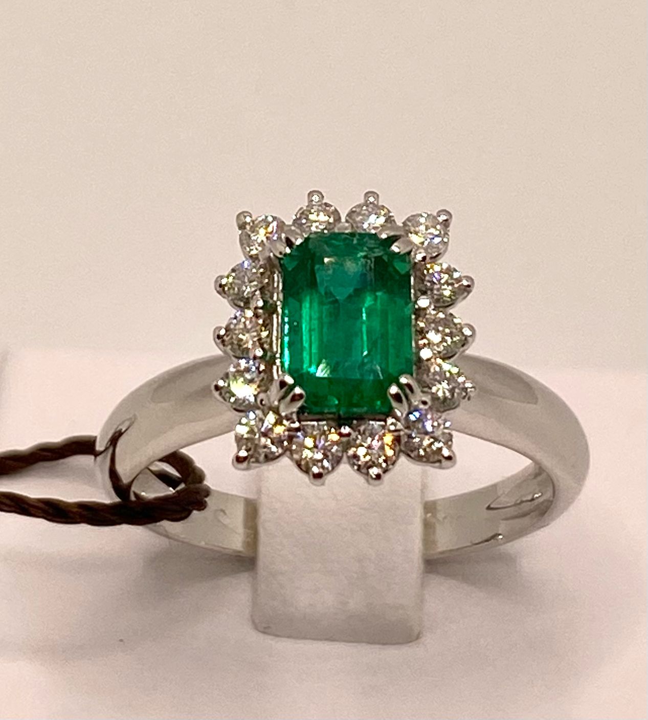 Ring with diamonds and emerald art.CIP5