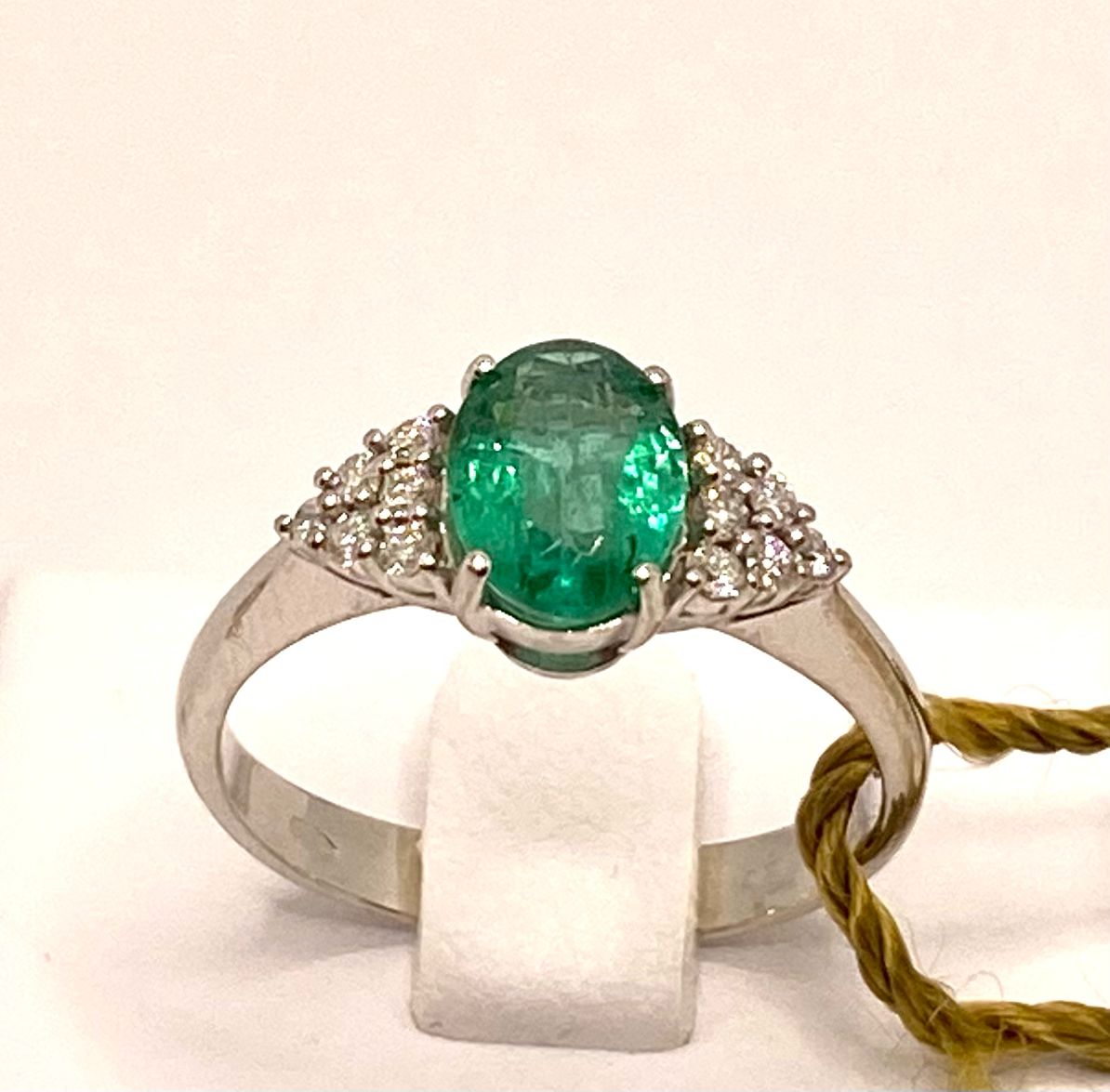 Ring with emerald and diamonds art.AN2069