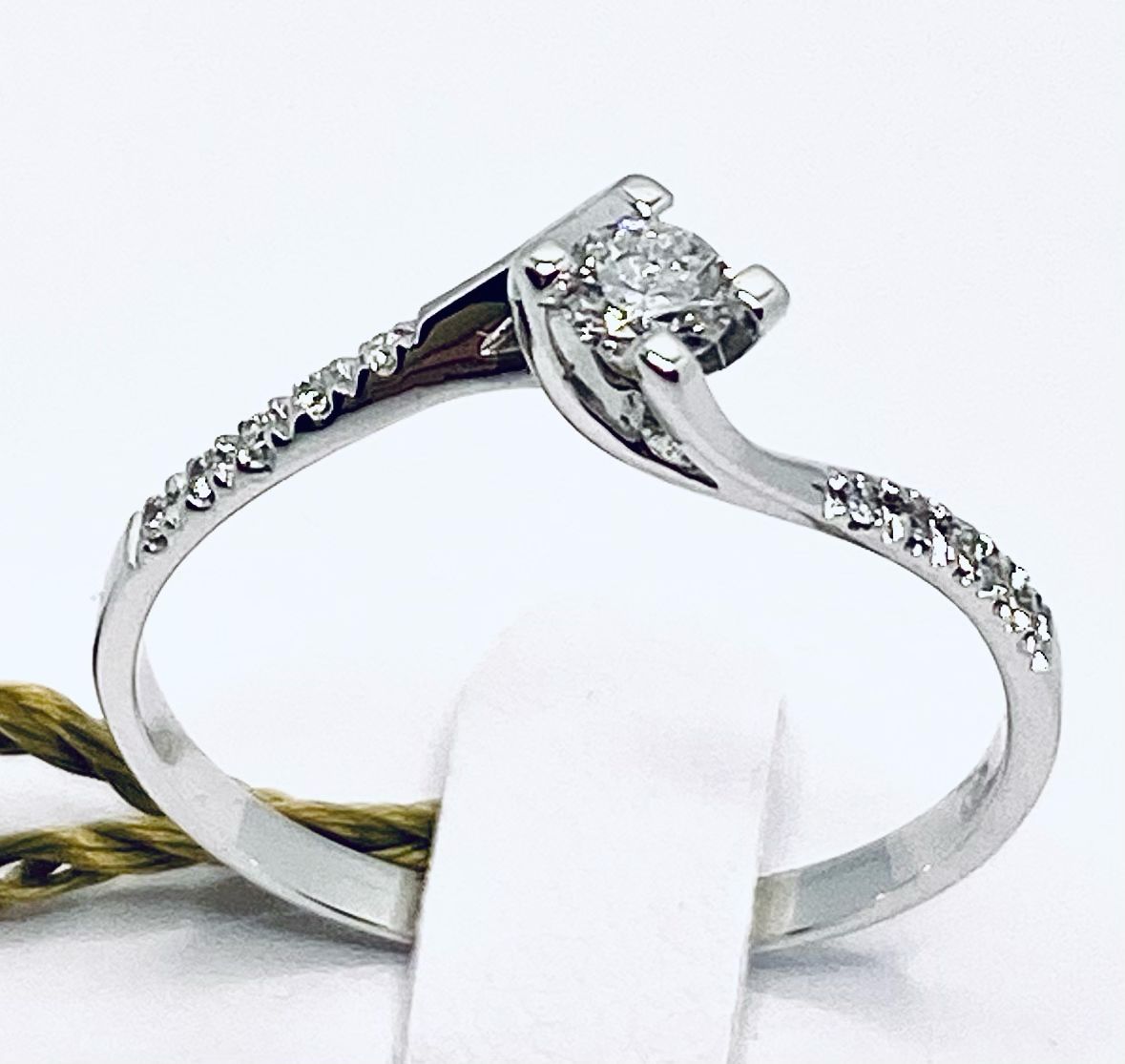 Gold and diamond solitaire ring to contract HUGS ART.AN2169