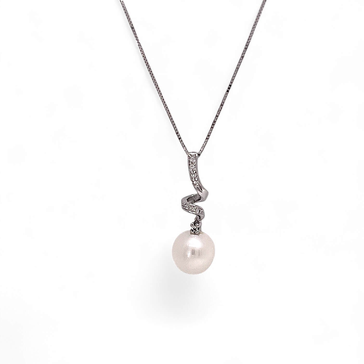 Pearl and diamond pendant art.CDP60-1